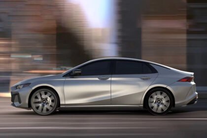 No se mencionaron marcas o modelos; reescribo sin ellos:

Sedán compacto turbo en México: escape deportivo y equipamiento completo