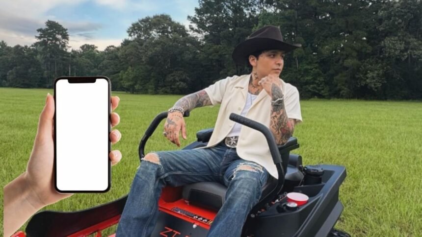 Nodal intercambia números con reportera y mantiene comunicación constante