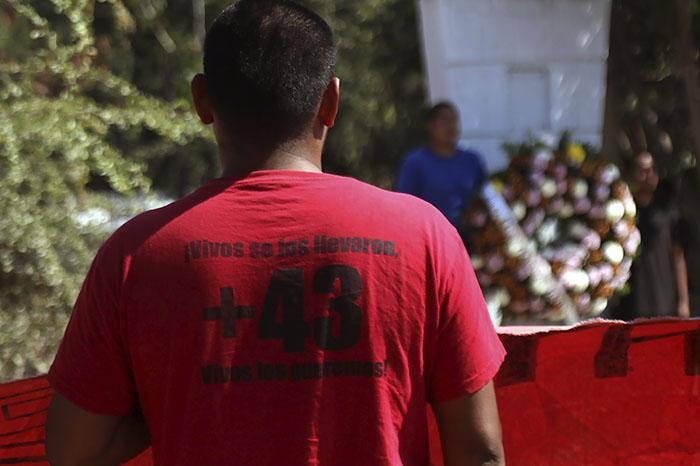 Normalistas de Ayotzinapa exigen al Gobierno respuestas a padres en Guerrero