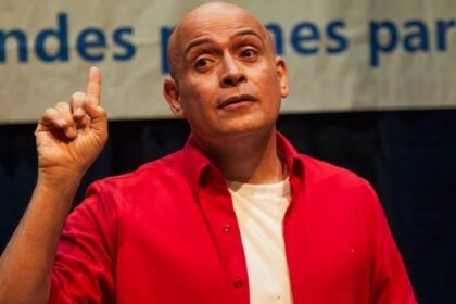 Odín Dupeyrón conmemora 20 años de “¡A vivir!” en el Teatro Metropólitan