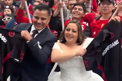 Pareja celebra su boda durante el partido Toluca vs Monterrey en Liga MX