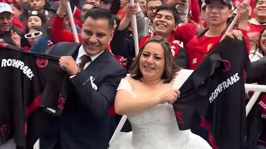 Pareja celebra su boda durante el partido Toluca vs Monterrey en Liga MX