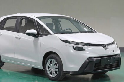 Pequeño hatchback japonés reestilizado: cambios técnicos y llegada a México incierta