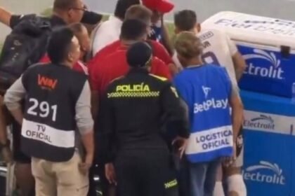 policia revisa jugada en el var y celebra gol agonico