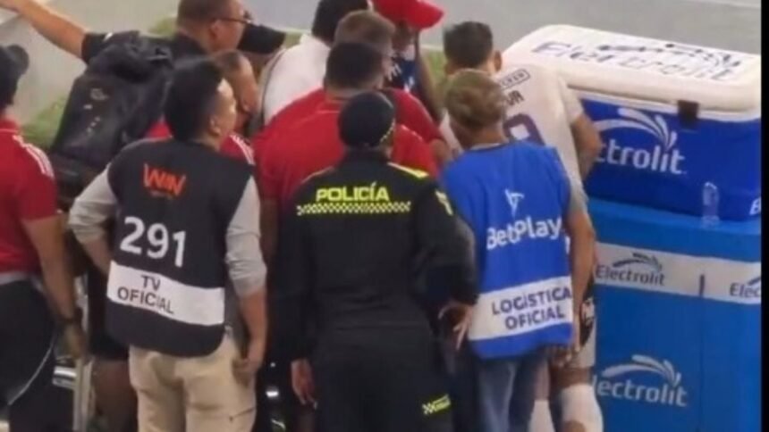 policia revisa jugada en el var y celebra gol agonico