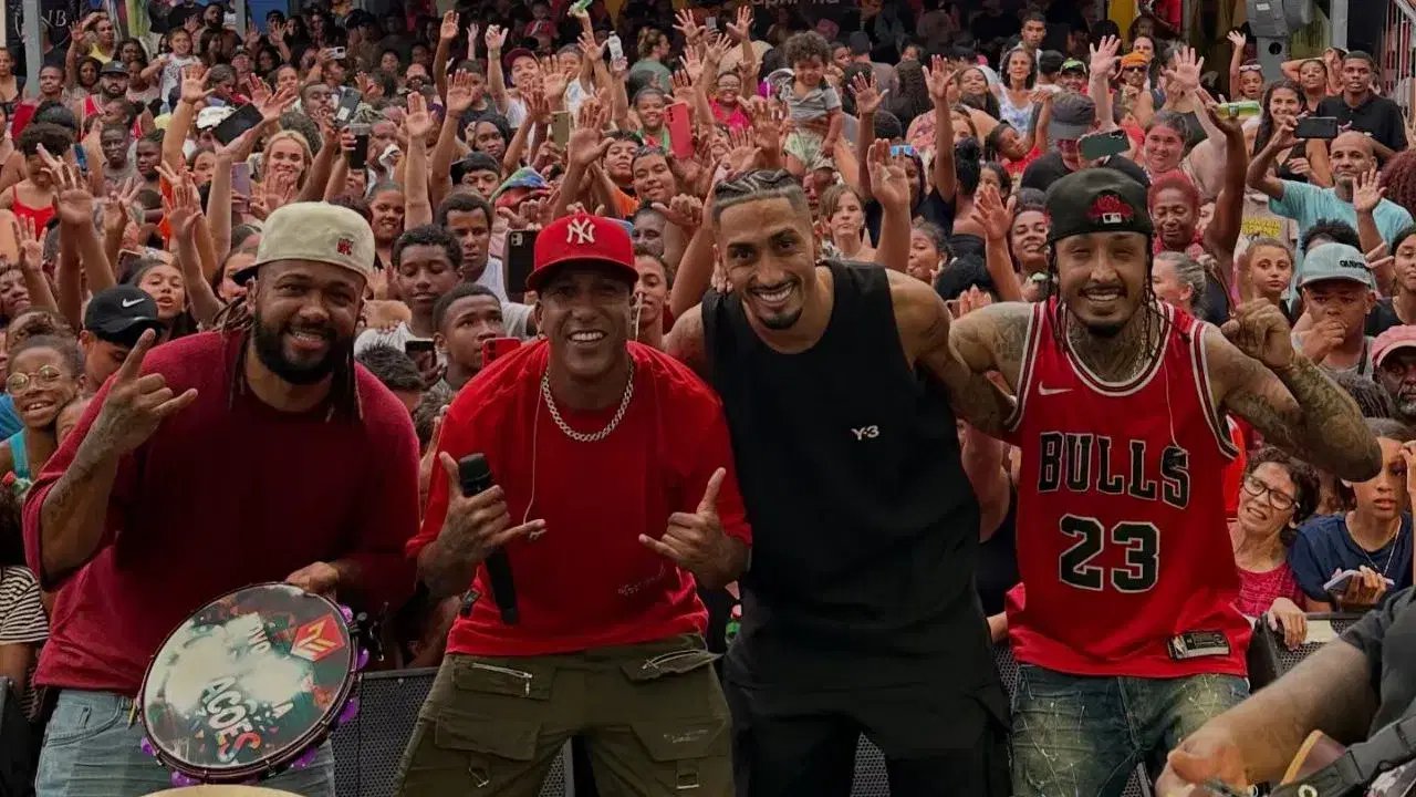 Raphinha regresa al barrio y reparte ropa y comida en Navidad