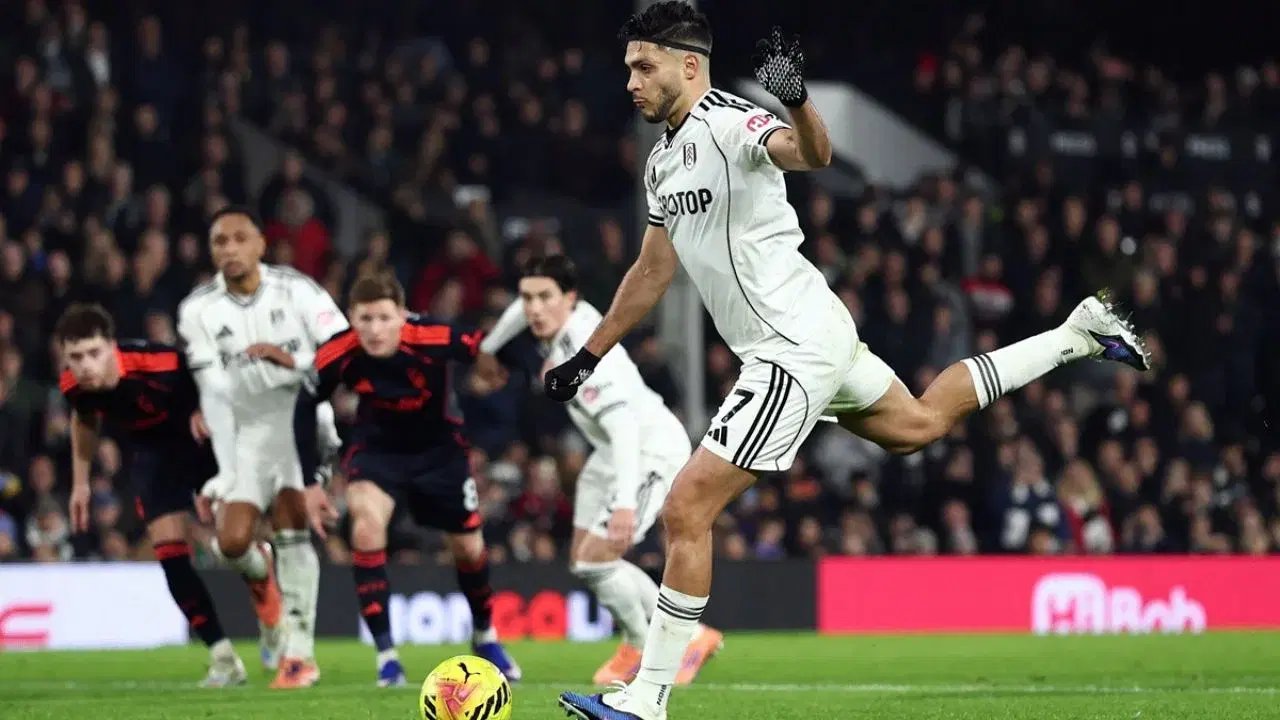raul jimenez empata a yaya toure con 11 penaltis anotados