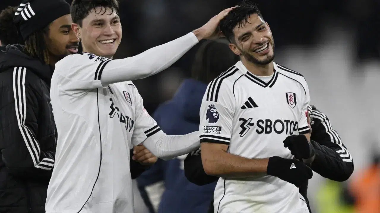 Raúl Jiménez marca de cabeza y da el tercer triunfo al Fulham