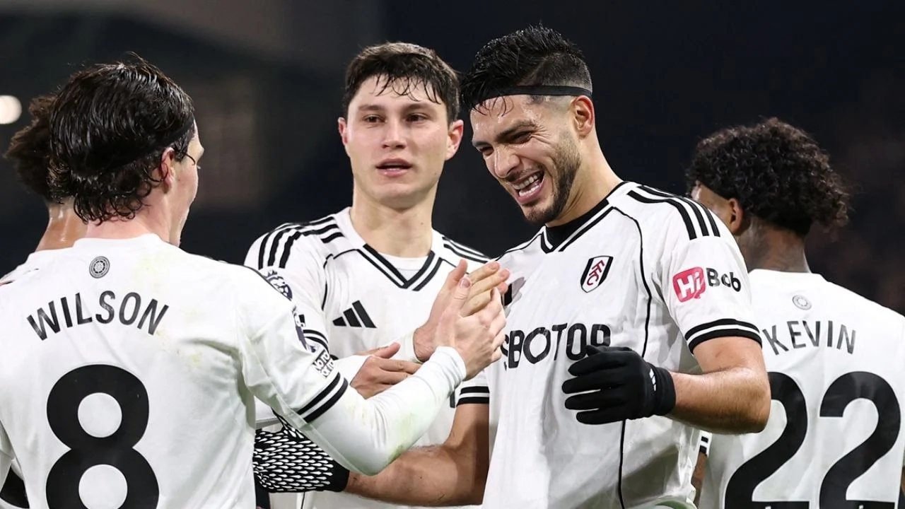 Raúl Jiménez: Silva destaca su entrega juvenil y lucha incansable