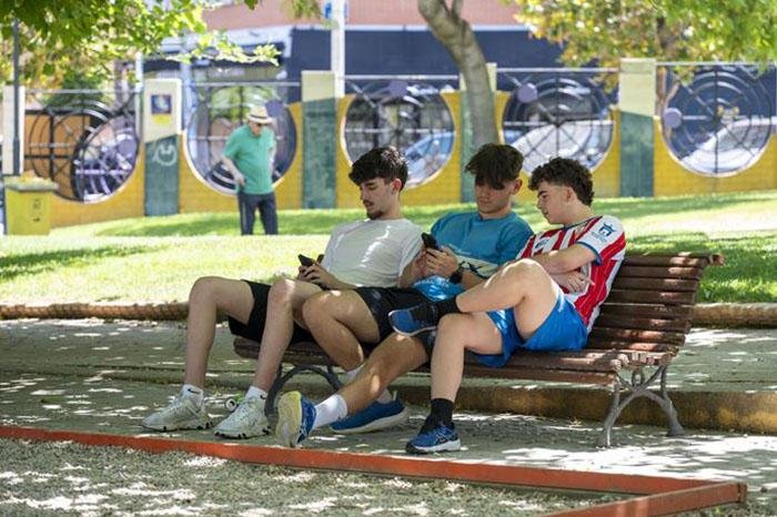 Redes sociales amenazan salud mental de jóvenes en la ciudad