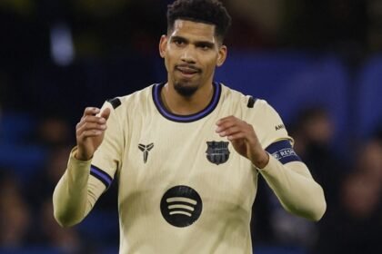 ronald araujo defensa del barcelona viaja a tierra santa en