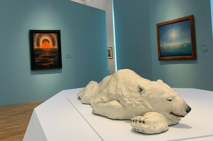 rusia presenta una exposicion artistica en moscu enfocada en el