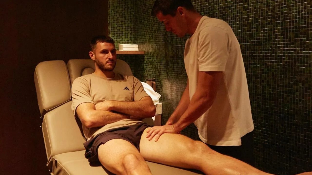 santiago gimenez se somete a cirugia en el tobillo derecho