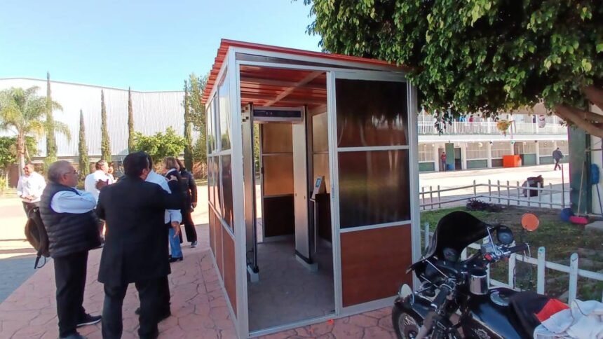 secundaria de leon implementa sistemas de checadores biometricos para el