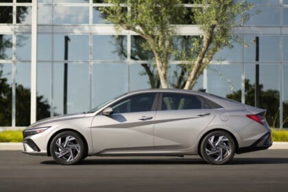 Sedán compacto híbrido con 7 años de garantía en México y rendimiento de 1,201 km por tanque