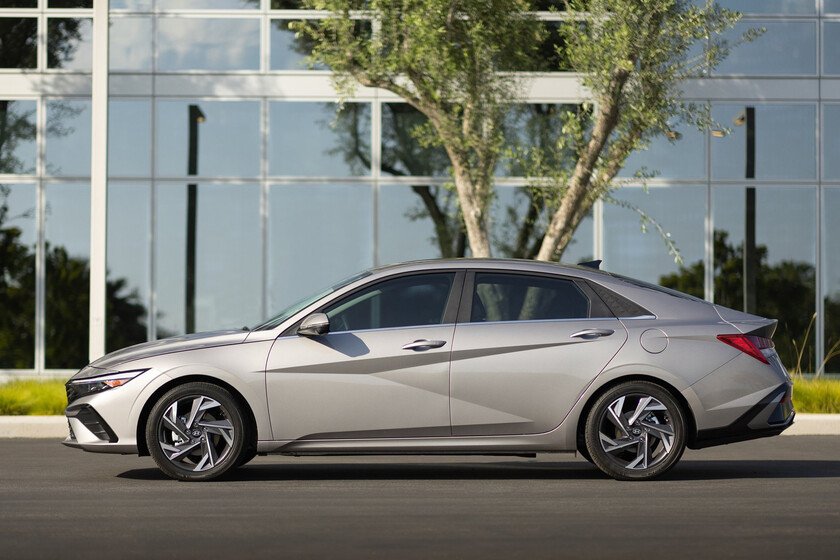 Sedán compacto híbrido con 7 años de garantía en México y rendimiento de 1,201 km por tanque