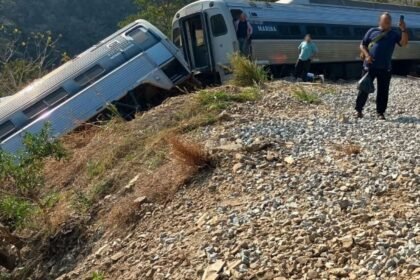 Sheinbaum llega a Oaxaca para reunirse con familias de víctimas del descarrilamiento