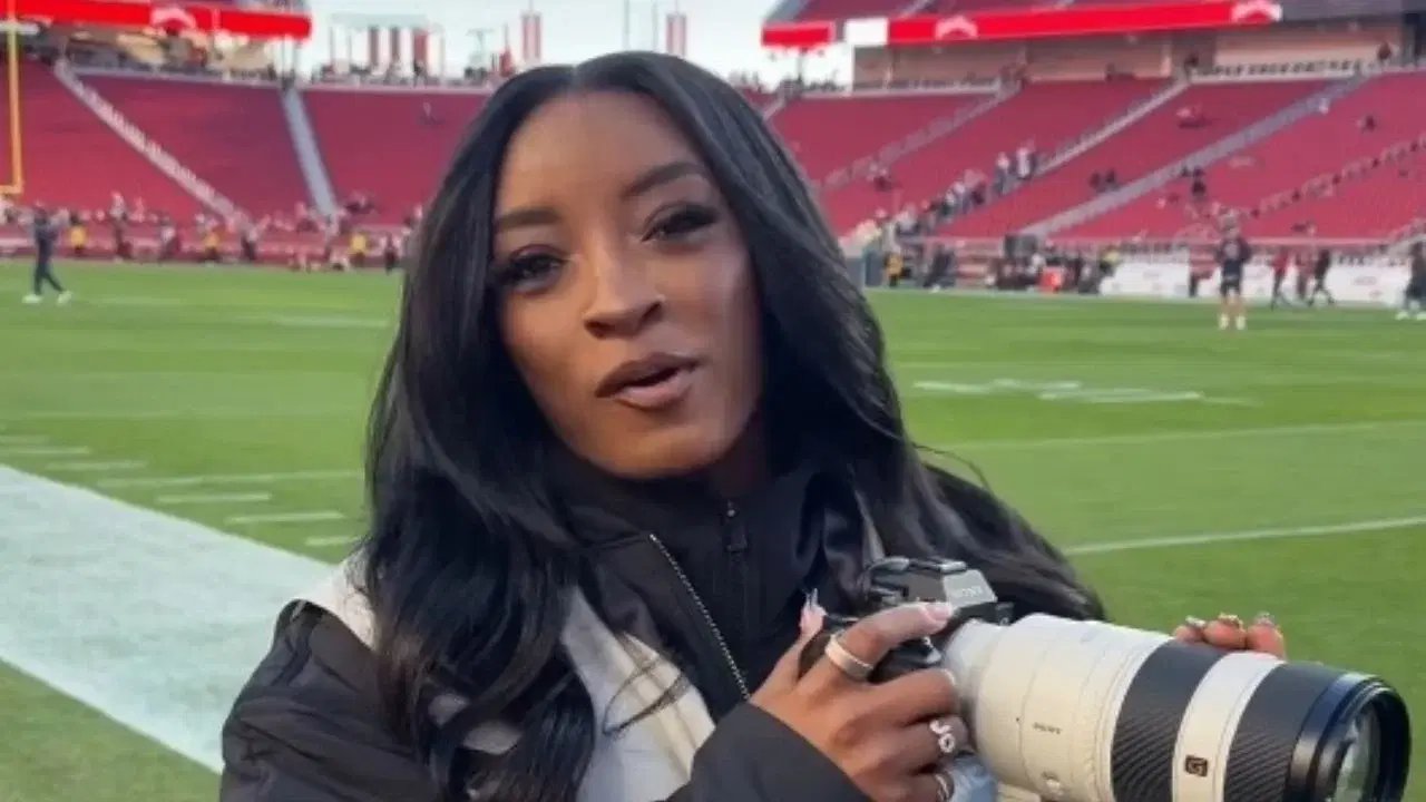 Simone Biles retrata el Sunday Night Football entre 49ers y Bears