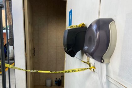 sujeto encontrado sin vida en banos de una gasolinera en