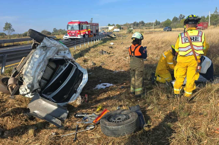 taxi vuelca en la morelia patzcuaro dejando dos heridos