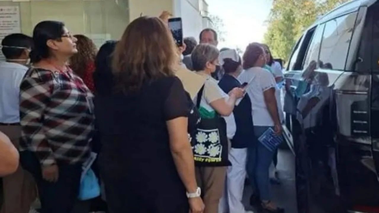 trabajadores de veracruz exigen entrega de bono de casi 15