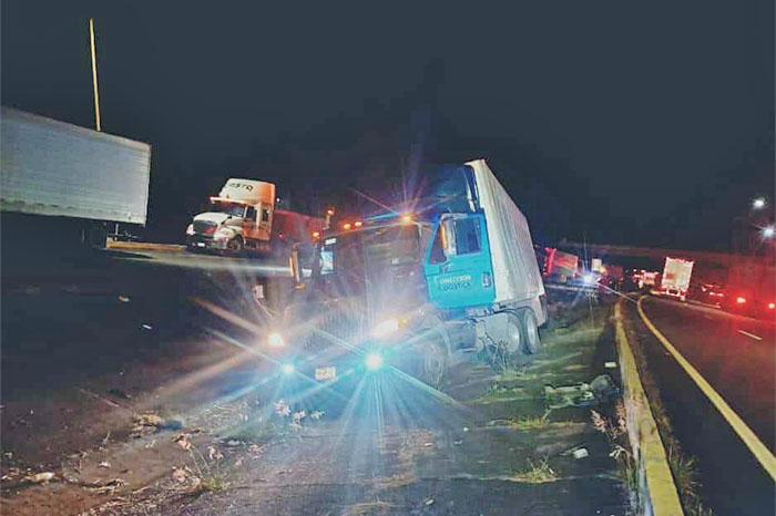 tractocamion sin frenos se precipita a cuneta central en la