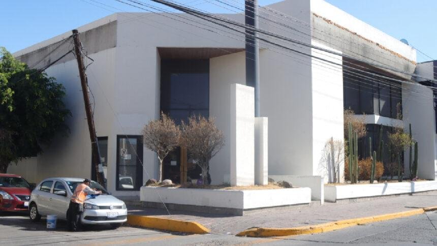 Vecinos de Las Fuentes denuncian robos en exbanco frente al estadio