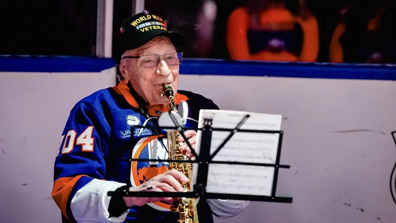 Veterano de 104 años interpreta el himno de EE. UU. en hockey