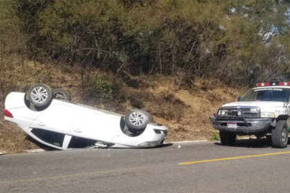 volcadura automovilistica en la libre patzcuaro uruapan sin lesionados