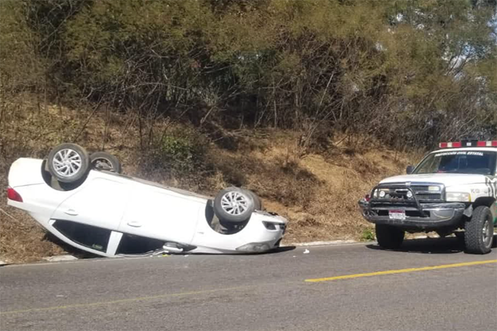 volcadura automovilistica en la libre patzcuaro uruapan sin lesionados
