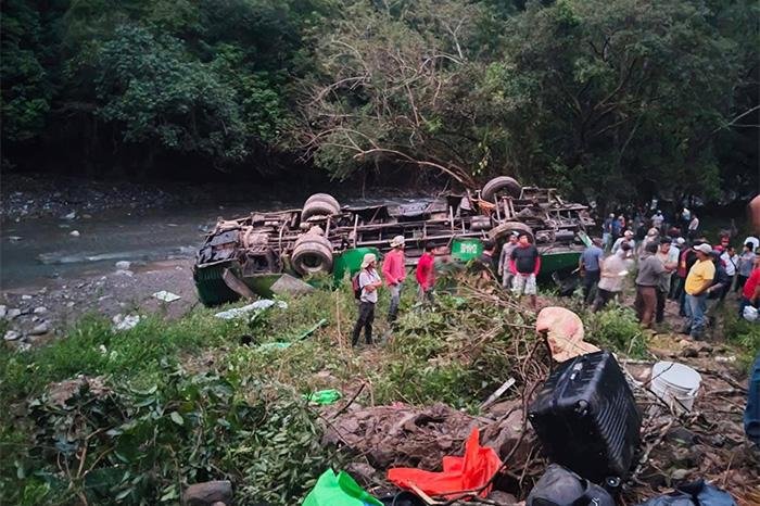 Volcadura de autobús en Veracruz deja al menos ocho fallecidos