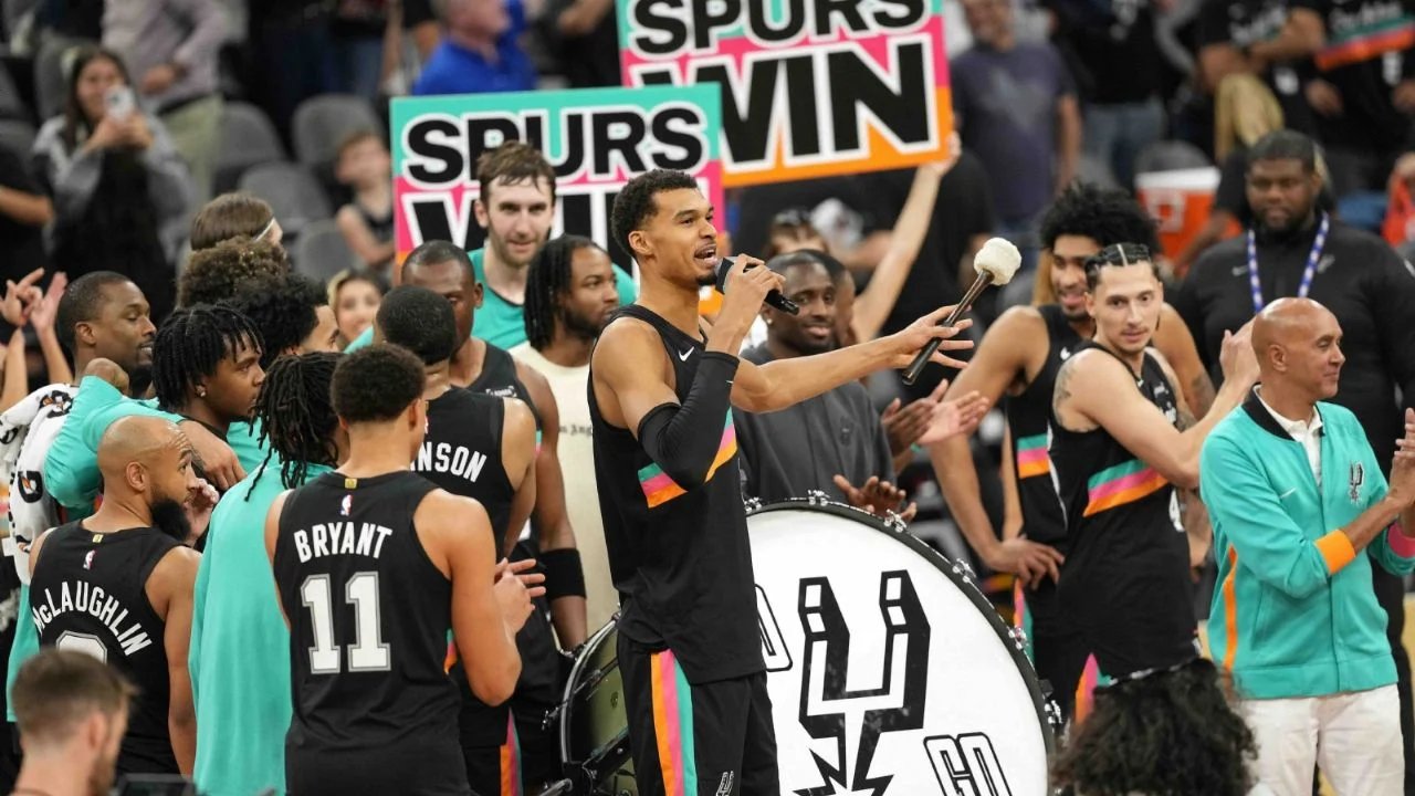 Wembanyama enciende celebración de los Spurs tras vencer al Thunder