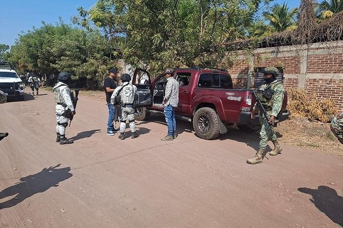 12 detenidos, vehículos asegurados y toma clandestina inhabilitada en Michoacán