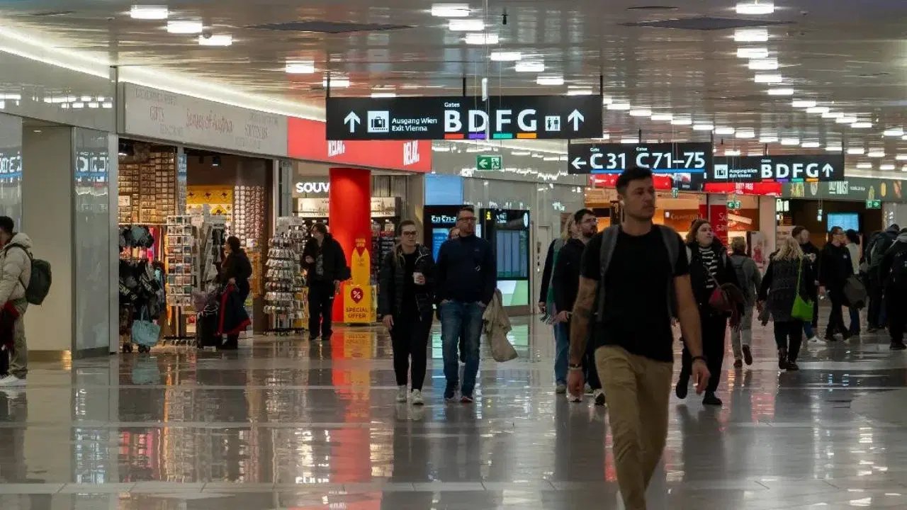 Aeropuerto de Viena suspende operaciones por hielo; conexiones ferroviarias afectadas