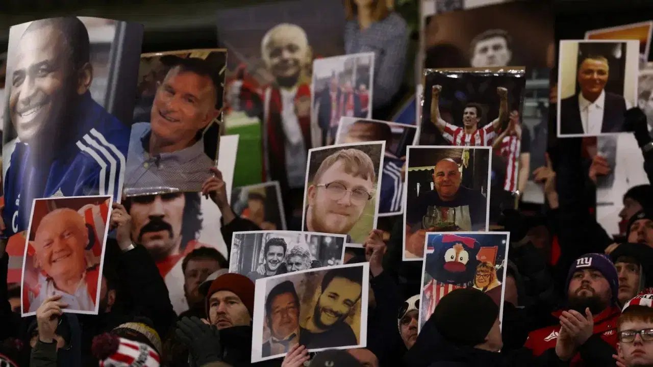 Aficionados del Sunderland honran familiares fallecidos con fotos y minuto de aplausos