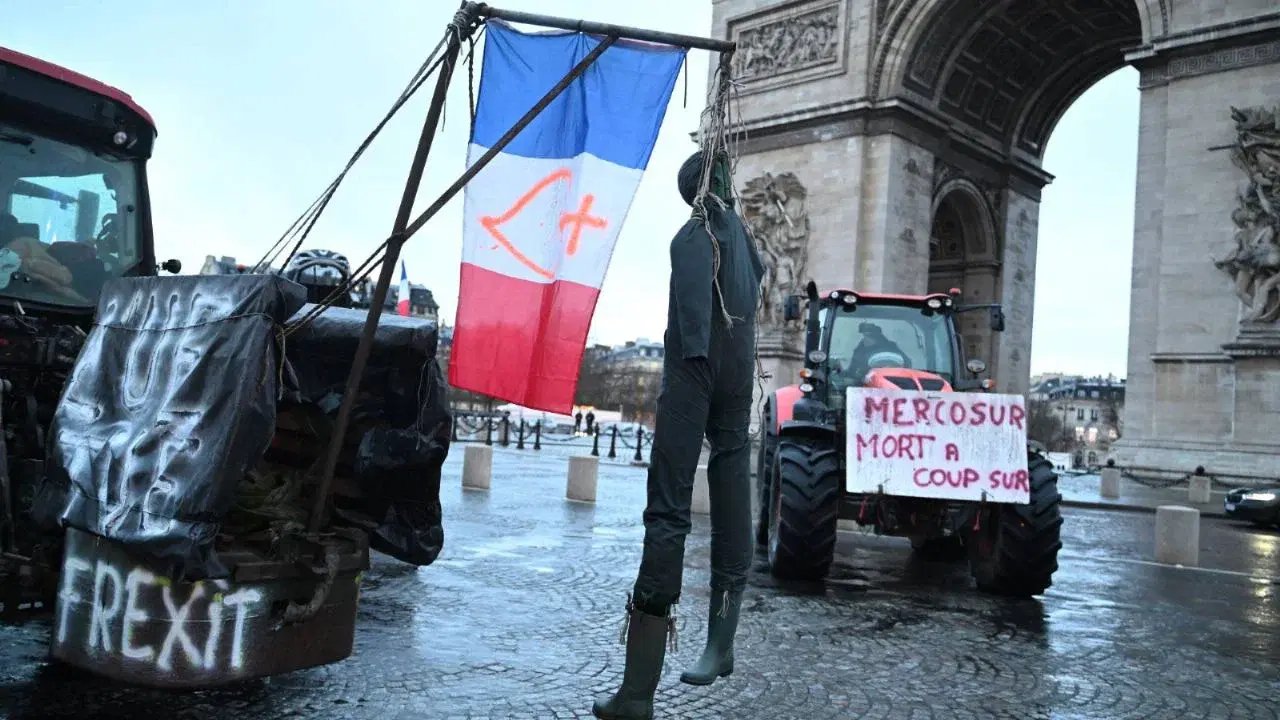 Agricultores locales bloquean carreteras por protesta contra Mercosur