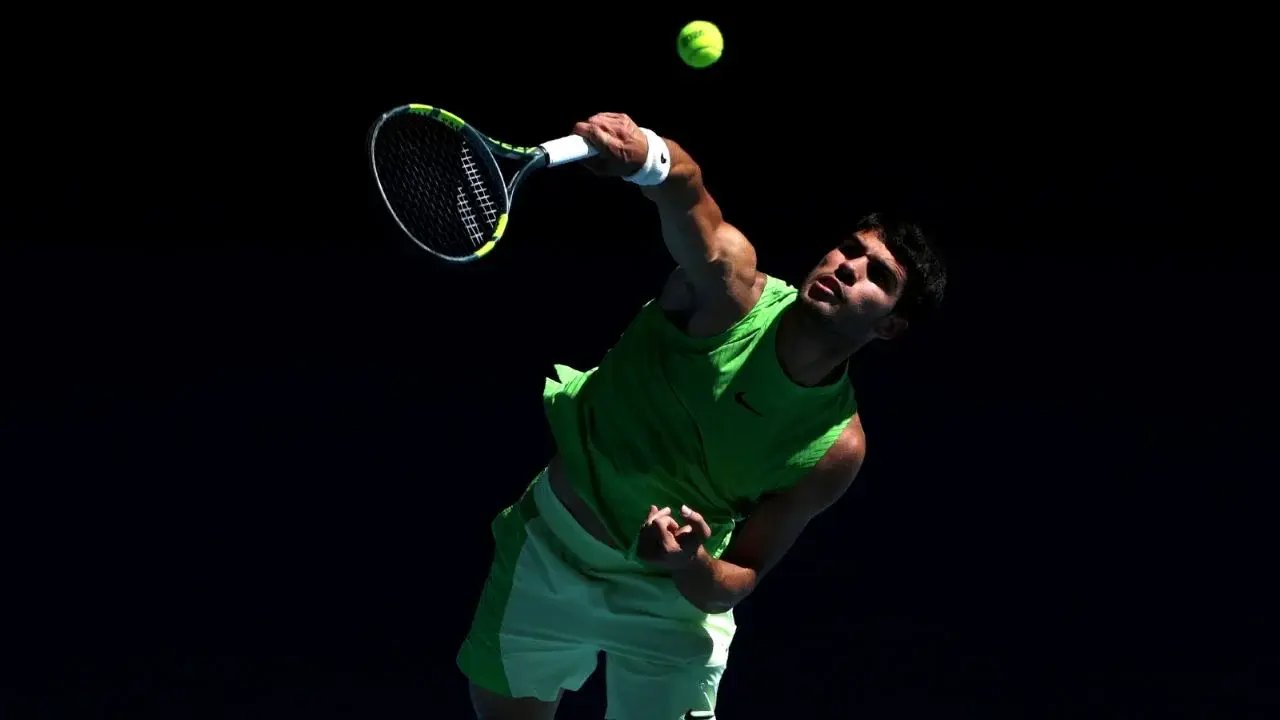 Alcaraz avanza a 4ª ronda del Abierto de Australia en partido 100