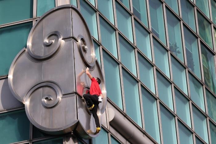 Alex Honnold completa histórica ascensión al Taipei 10 en Taipéi