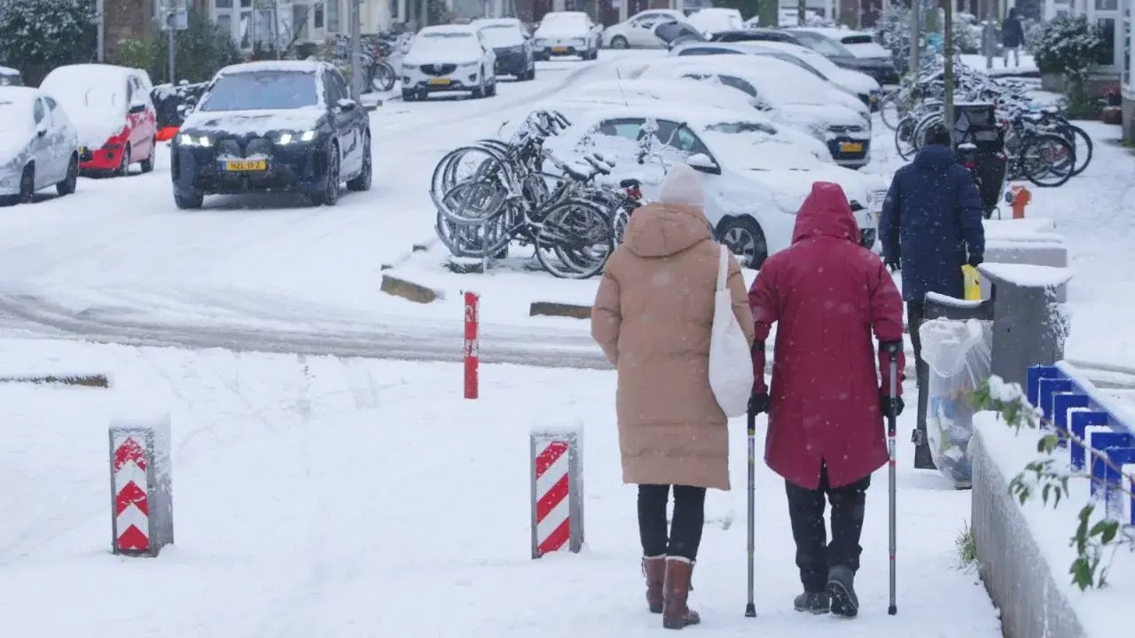 Ámsterdam: aeropuerto Schiphol permanece totalmente cerrado por nevadas