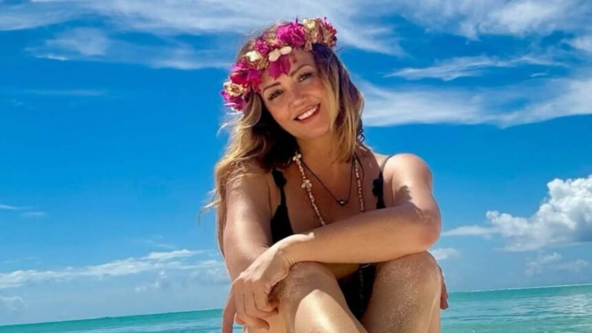 Andrea Legarreta posa en bikini a los 54 años
