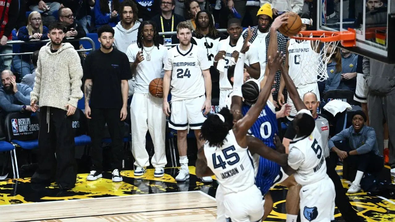 Anthony Black clava sobre cuatro rivales en primer juego NBA en Alemania