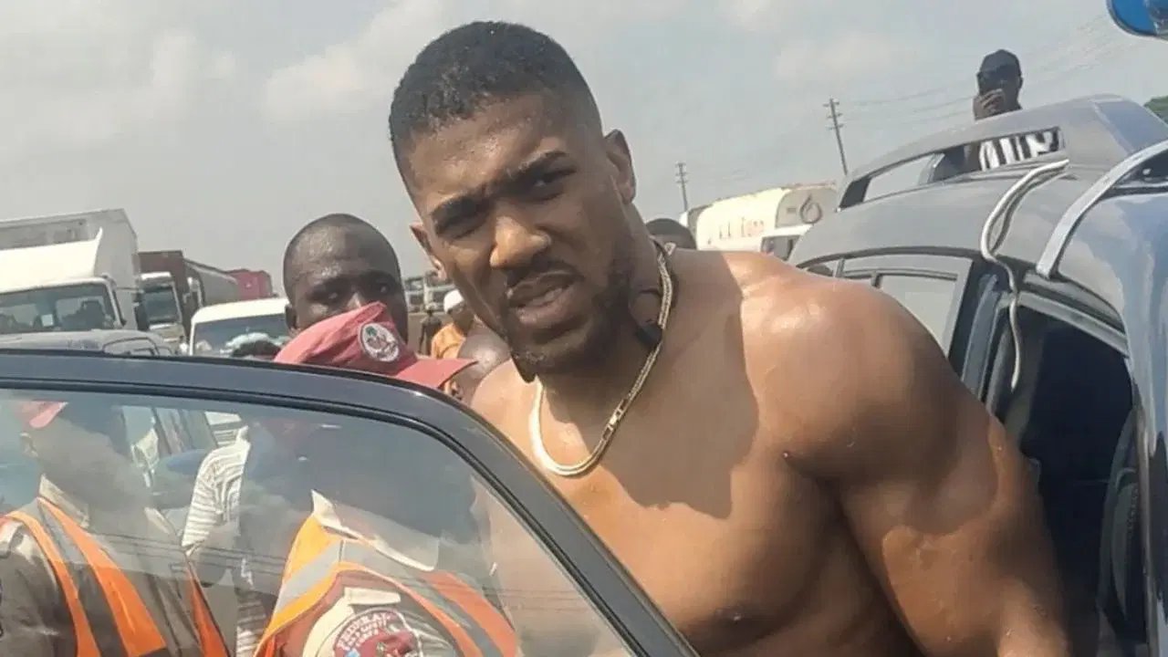 Anthony Joshua, alta médica tras accidente mortal, asiste a funeraria