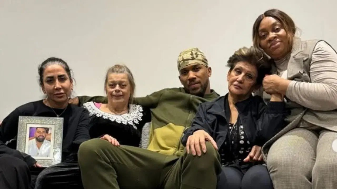 Anthony Joshua comparte foto familiar tras accidente y pérdida de dos miembros