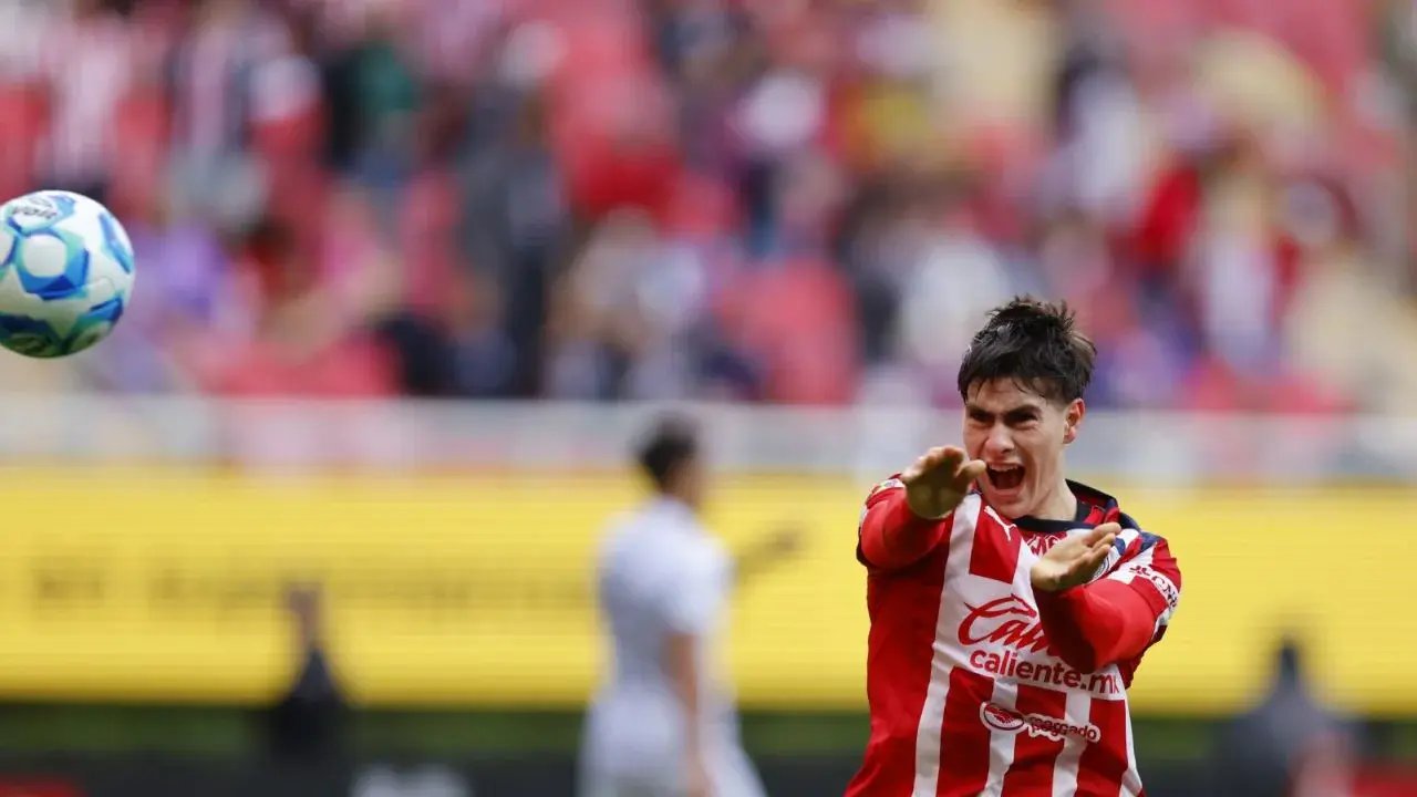 Armando 'La Hormiga' González lanza el balón al estilo Dragon Ball