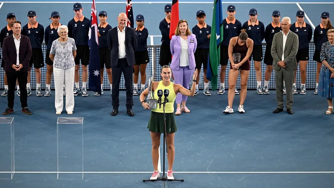 Aryna Sabalenka, campeona en Brisbane; rival ucraniana evita saludo