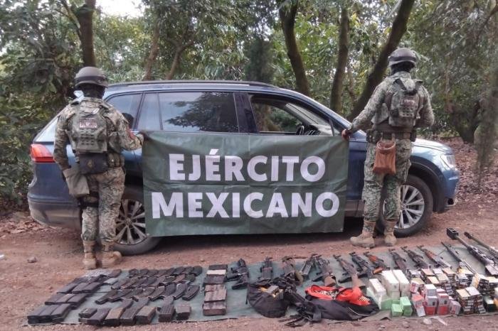 Aseguran fusiles calibre .50 y vehículos en operativo federal en Tocumbo, Michoacán