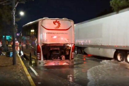 Autobús queda atrapado por socavón y fuga de agua en León, Guanajuato