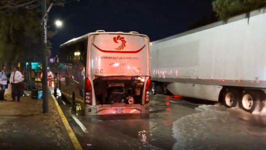 Autobús queda atrapado por socavón y fuga de agua en León, Guanajuato