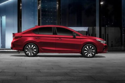 Automóvil espacioso con motor eficiente y seguridad avanzada, similar a Nissan Versa