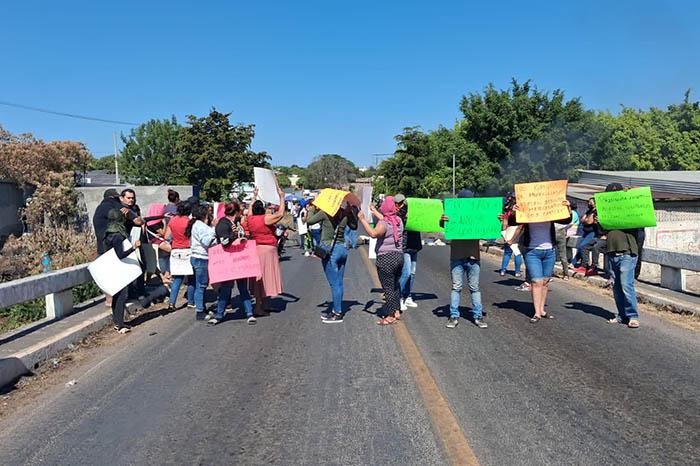 Bloquean acceso en Buenavista tras desaparición de seis personas